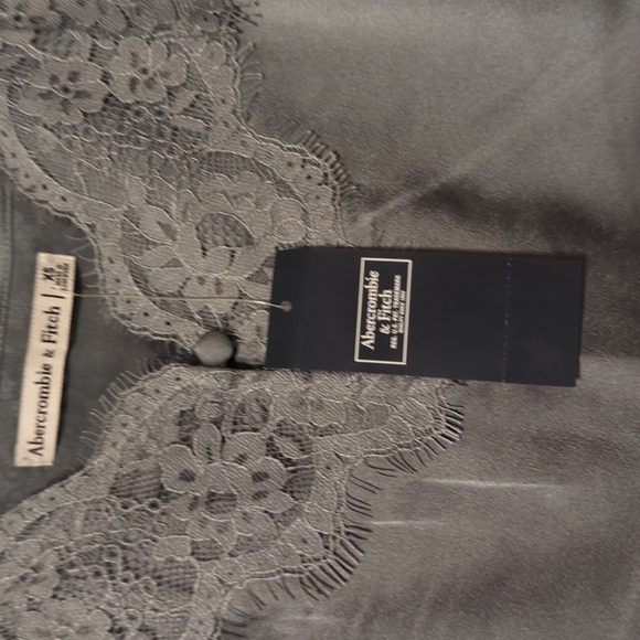 Abercrombie and Fitch top size XS in green - Picture 4 of 5